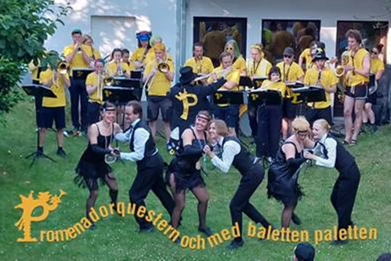 Promenadorquestern och med Baletten Paletten aus Schweden mit Tänzer:innen und Big Band